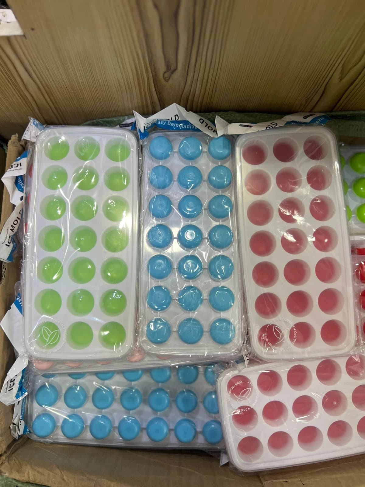 Pop-Up Ice Cube Tray with Lid thumbnail 4